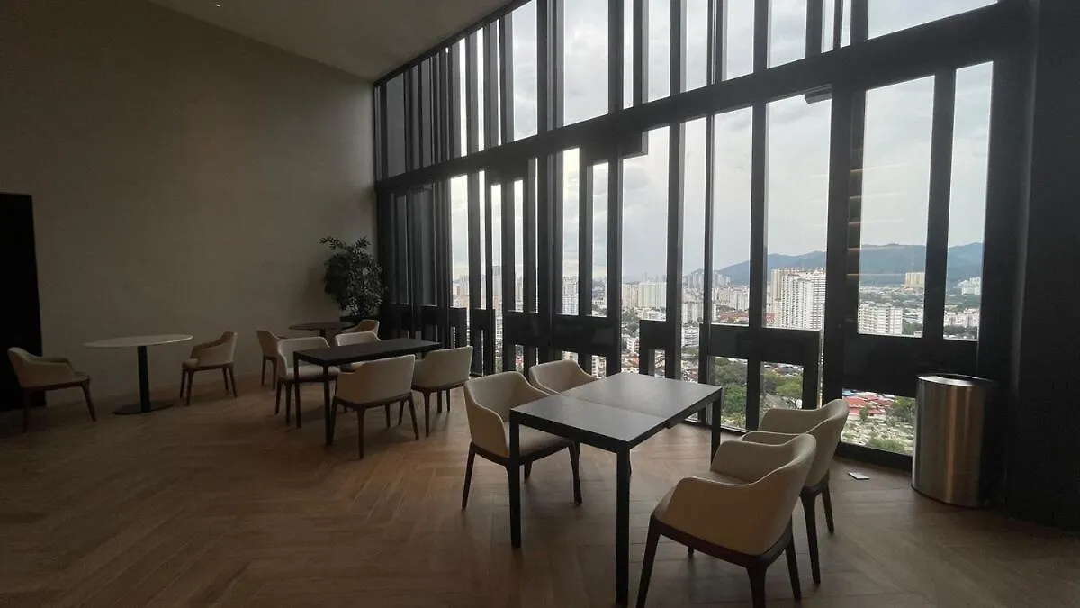 Comfy 2Br Sunny Suite Sky Pool & Stunning Views George Town