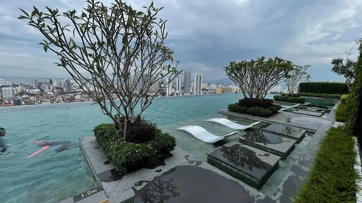 Comfy 2Br Sunny Suite Sky Pool & Stunning Views George Town